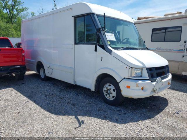  Salvage Isuzu Commercial Van