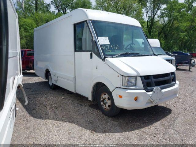  Salvage Isuzu Commercial Van
