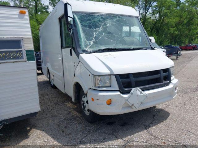  Salvage Isuzu Commercial Van