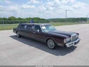  Salvage Lincoln Towncar