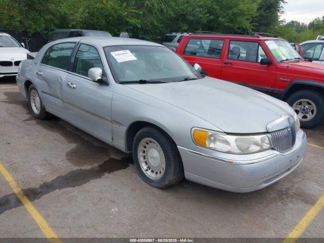  Salvage Lincoln Towncar