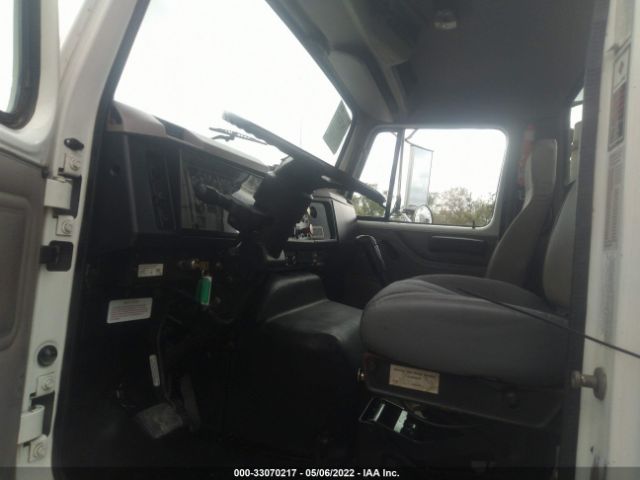 International 8000 8100 Image 3