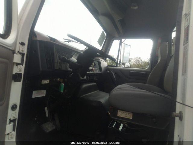 International 8000 8100 Image 3