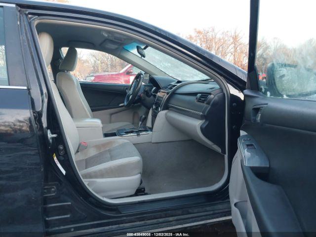 Toyota Camry Le Image 13