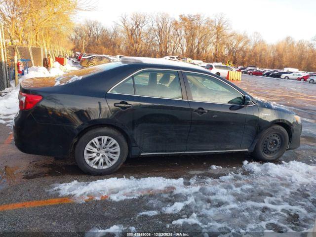 Toyota Camry Le Image 8