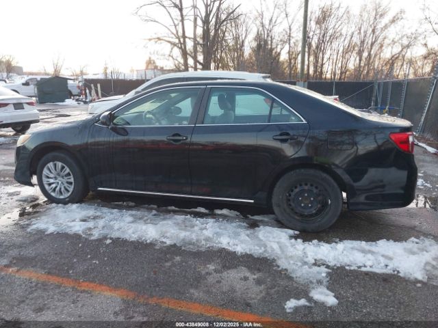 Toyota Camry Le Image 12