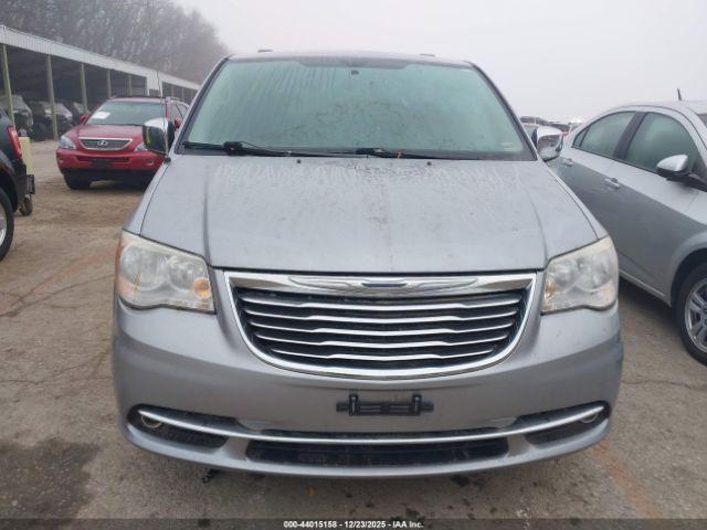 Chrysler Town & Country Touring-l Image 10