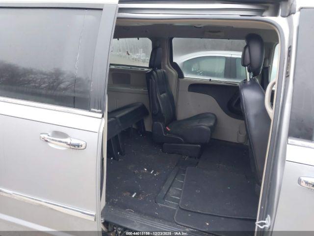 Chrysler Town & Country Touring-l Image 4