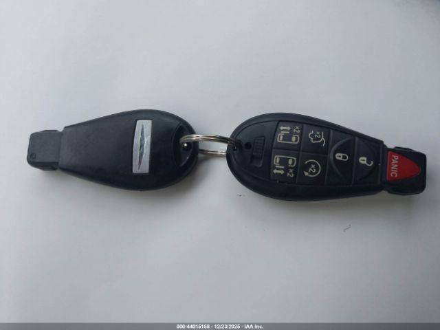 Chrysler Town & Country Touring-l Image 5