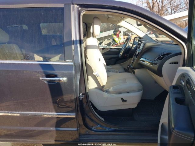 Chrysler Town & Country Touring-l Image 3