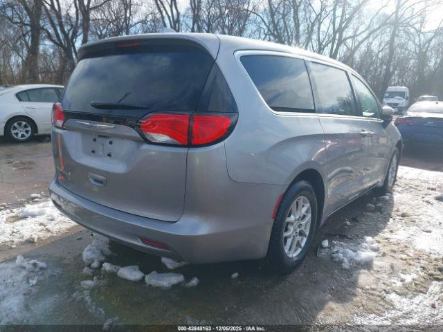 Chrysler Pacifica Touring Image 6