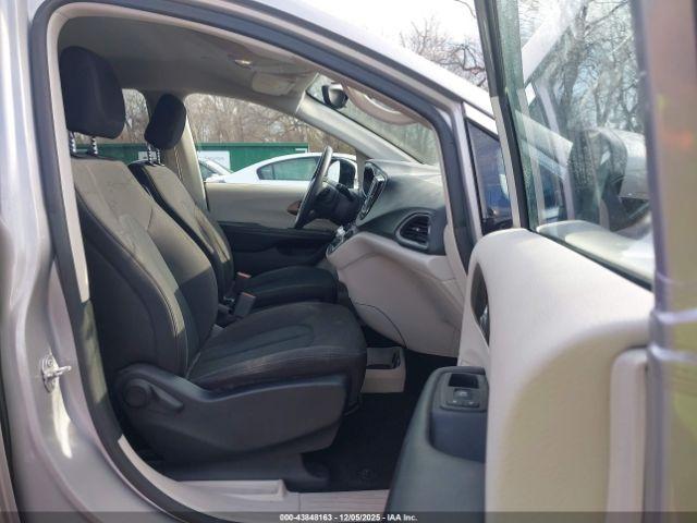 Chrysler Pacifica Touring Image 8