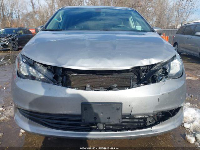 Chrysler Pacifica Touring Image 10