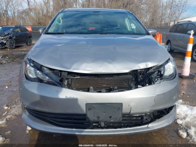 Chrysler Pacifica Touring Image 3