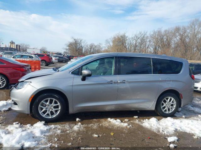 Chrysler Pacifica Touring Image 12