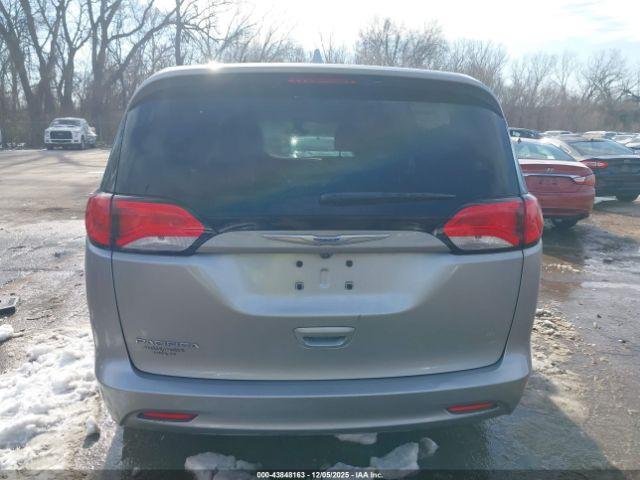 Chrysler Pacifica Touring Image 2