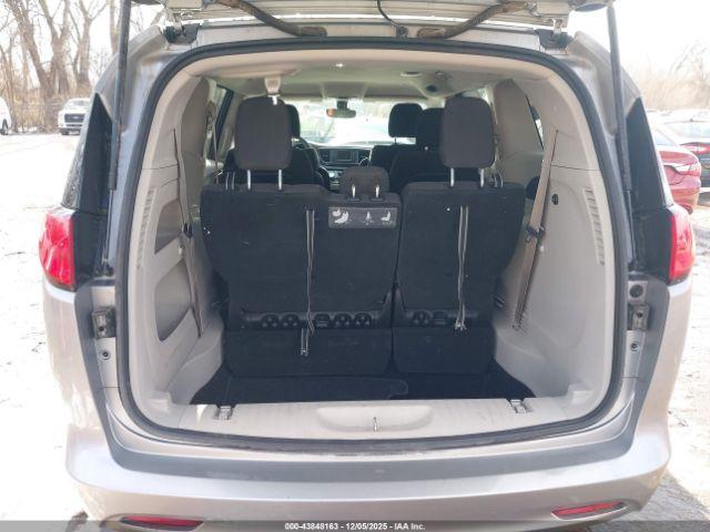 Chrysler Pacifica Touring Image 14
