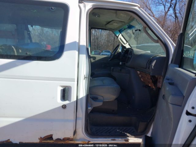 Ford E-350 Image 13