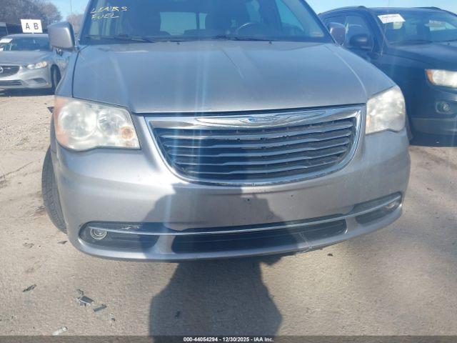 Chrysler Town & Country Touring Image 7