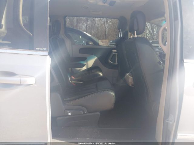 Chrysler Town & Country Touring Image 8