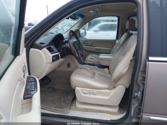Cadillac Escalade Standard Image 7