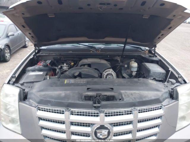 Cadillac Escalade Standard Image 11