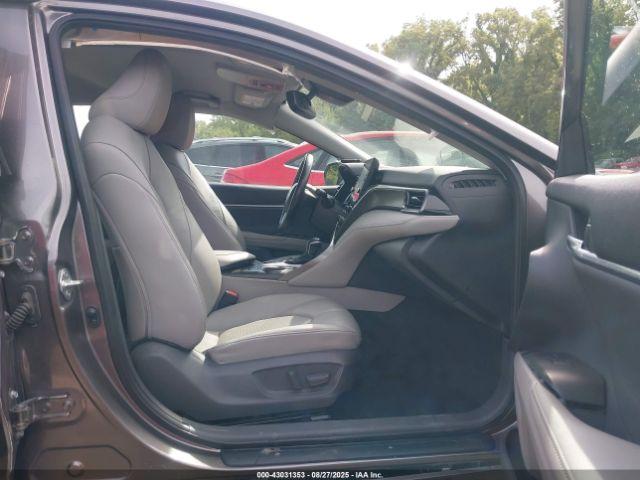 Toyota Camry Xle Hybrid Image 6