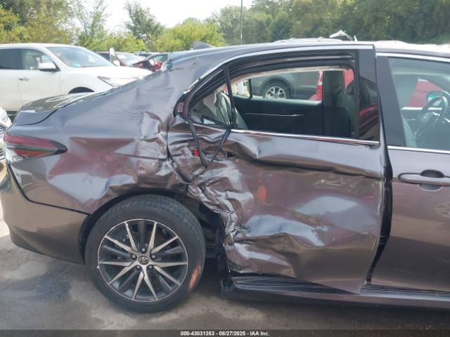 Toyota Camry Xle Hybrid Image 3