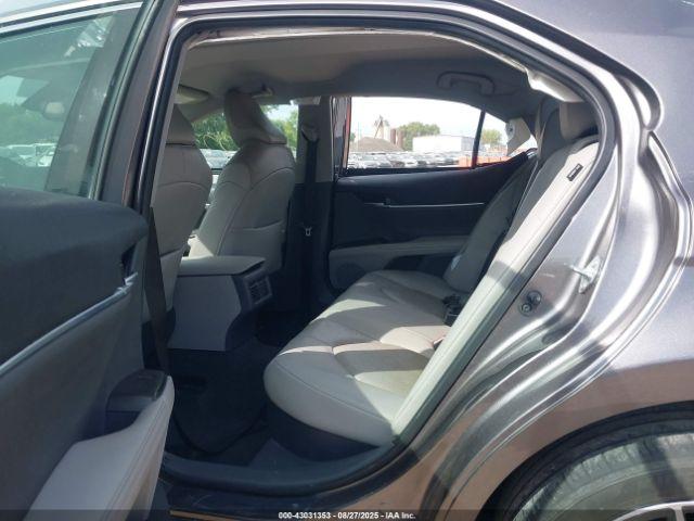 Toyota Camry Xle Hybrid Image 11