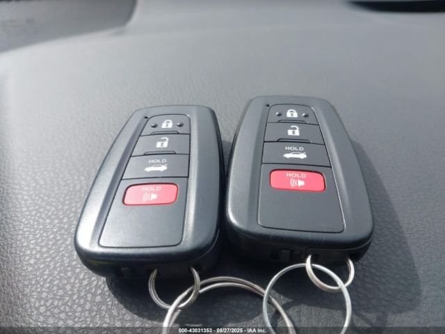 Toyota Camry Xle Hybrid Image 10