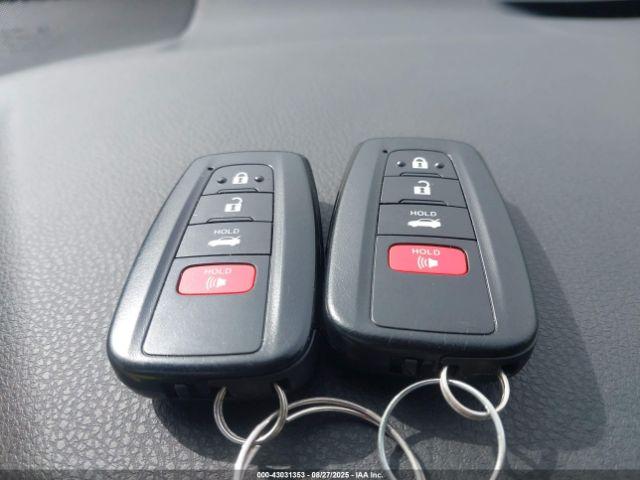 Toyota Camry Xle Hybrid Image 10