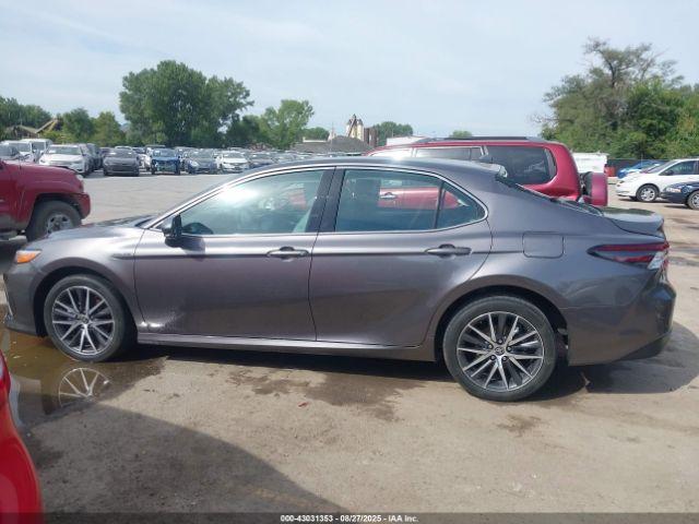 Toyota Camry Xle Hybrid Image 12