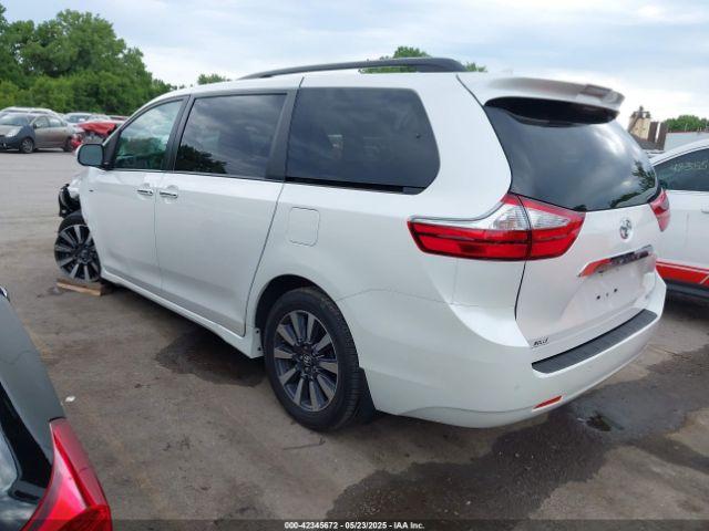 Toyota Sienna Image 15