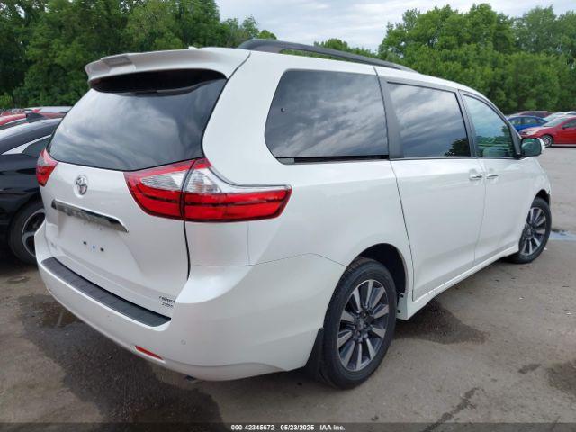 Toyota Sienna Image 16