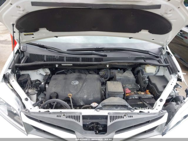 Toyota Sienna Image 4