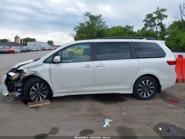 Toyota Sienna Image 8