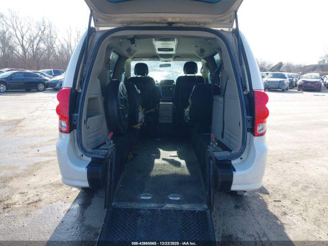 Dodge Grand Caravan Crew Image 18