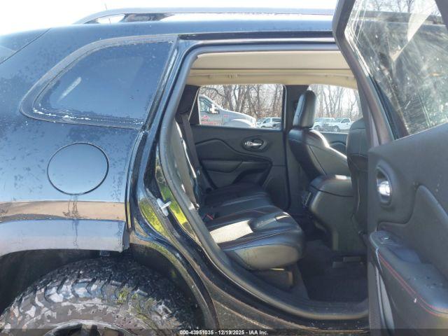 Jeep Cherokee Trailhawk Image 9