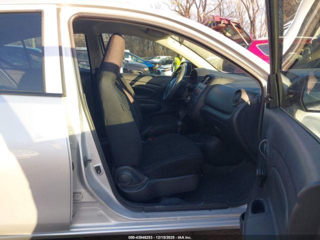 Nissan Versa 1.6 S+ Image 5