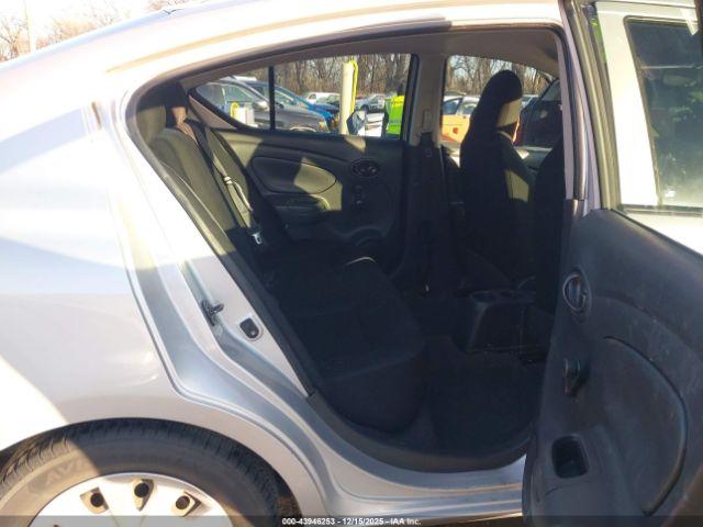 Nissan Versa 1.6 S+ Image 11