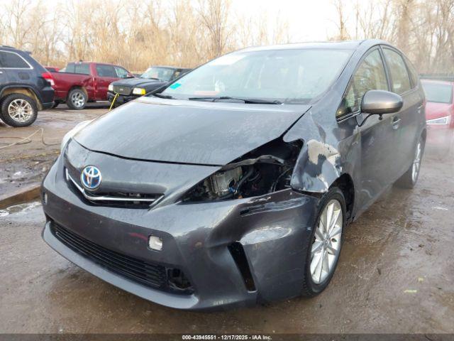 Toyota Prius v Five Image 3
