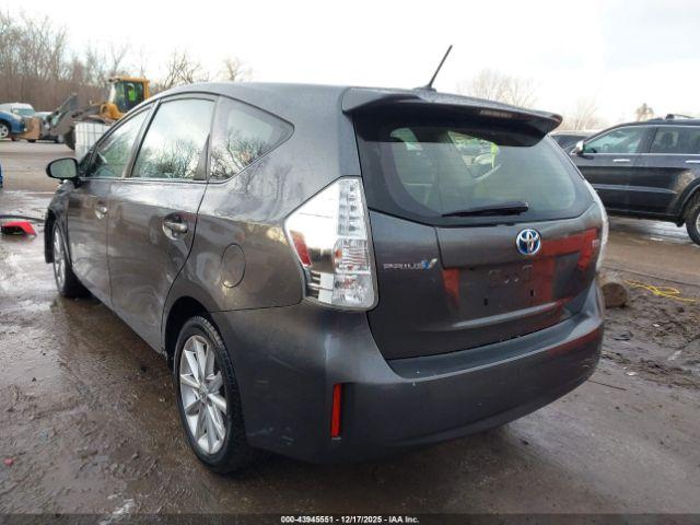Toyota Prius v Five Image 4