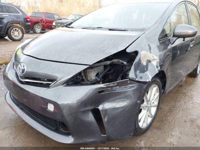 Toyota Prius v Five Image 7