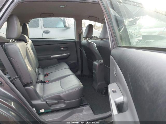 Toyota Prius v Five Image 9