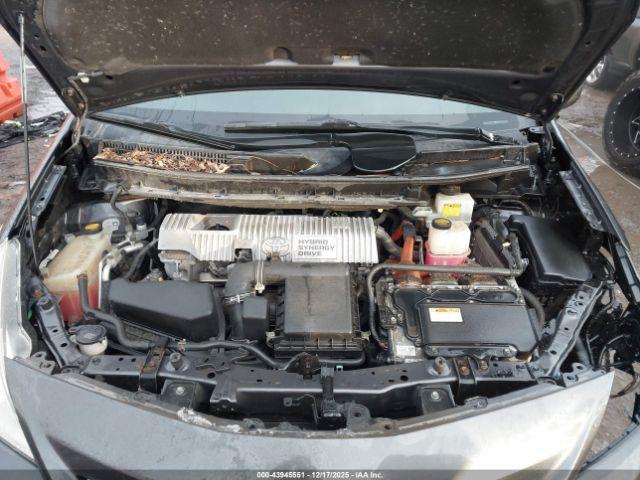 Toyota Prius v Five Image 11