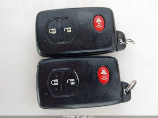 Toyota Prius v Five Image 12