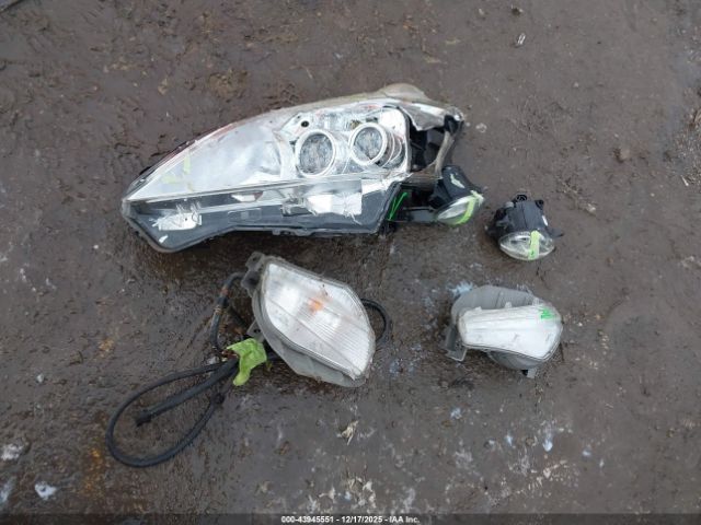 Toyota Prius v Five Image 2