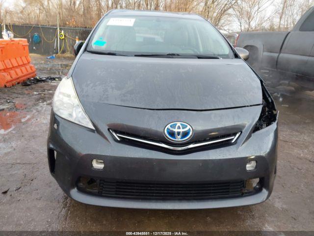 Toyota Prius v Five Image 14