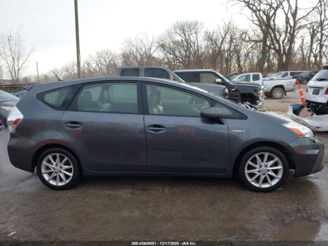 Toyota Prius v Five Image 15