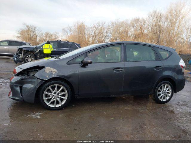 Toyota Prius v Five Image 13